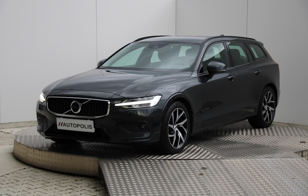 VOLVO V60 Momentum vehicle-image