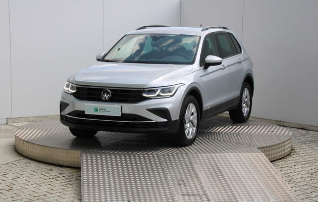 VOLKSWAGEN Tiguan Life vehicle-image
