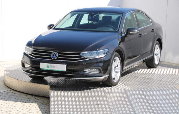 VOLKSWAGEN Passat Elegance vehicle-image