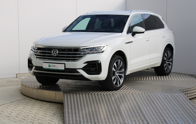 VOLKSWAGEN Touareg R-Line vehicle-image
